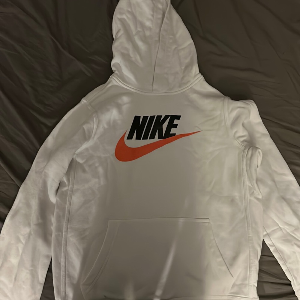 white nike sweatshirt
